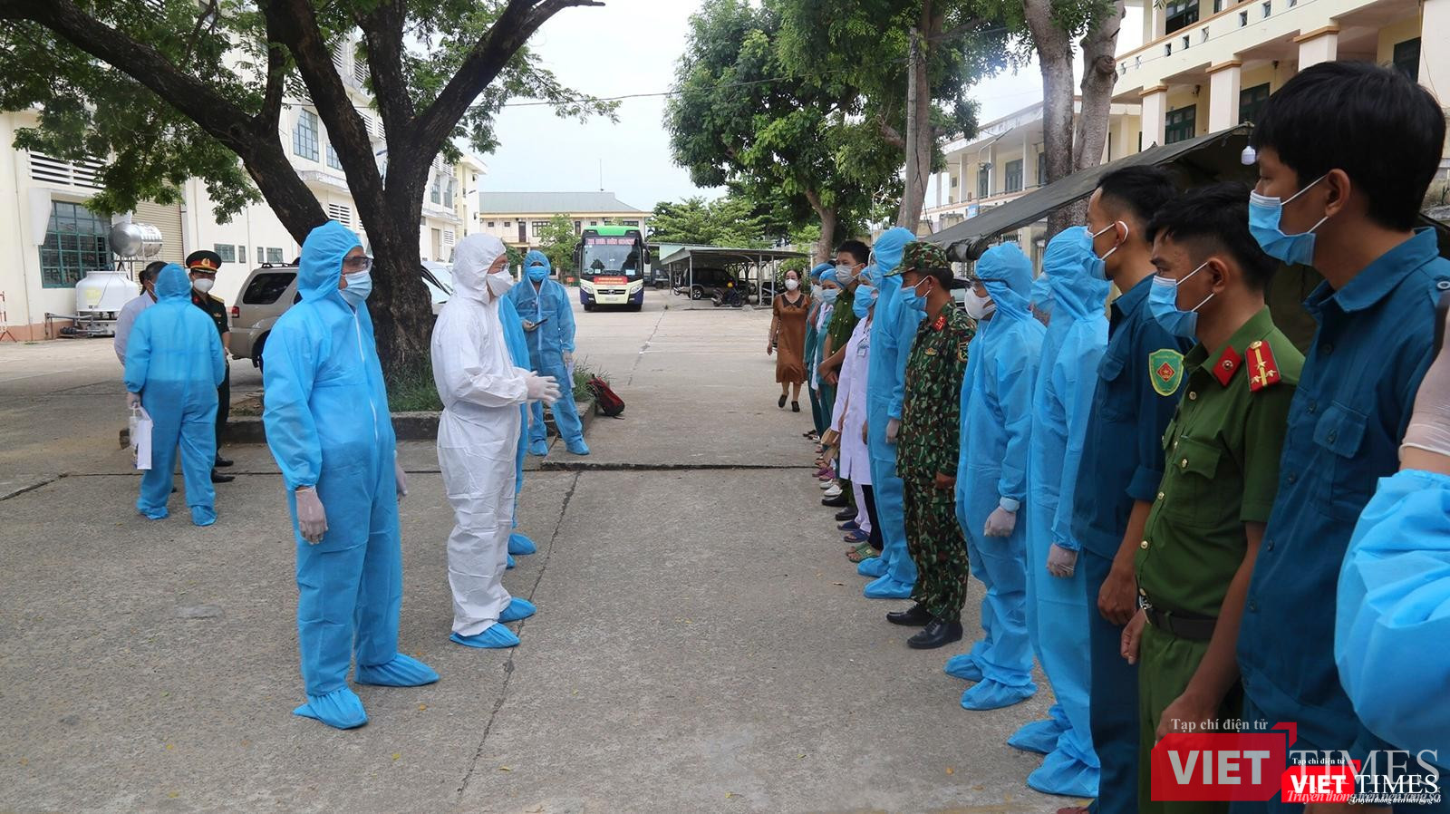 Ông Lê Trí Thanh - Chủ tịch UBND tỉnh Quảng Nam hỏi thăm, động viên các lực lượng làm nhiệm vụ tại trung tâm cách ly Ông Lê Trí Thanh - Chủ tịch UBND tỉnh Quảng Nam hỏi thăm, động viên các lực lượng làm nhiệm vụ tại trung tâm cách ly