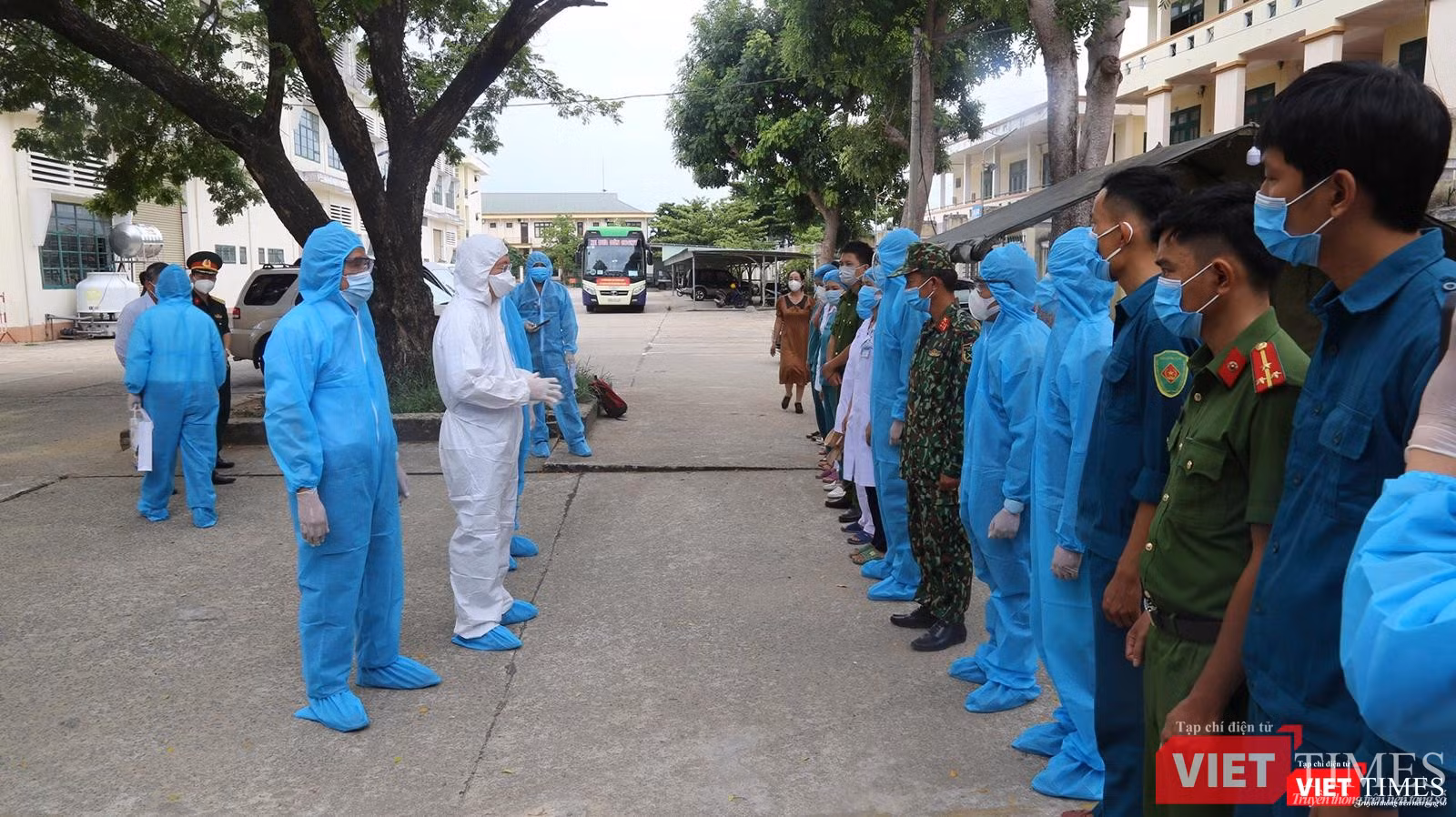 Ông Lê Trí Thanh - Chủ tịch UBND tỉnh Quảng Nam hỏi thăm, động viên các lực lượng làm nhiệm vụ tại trung tâm cách ly