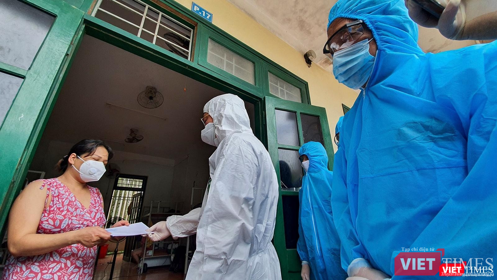 Tặng quà cho người dân Tặng quà cho người dân