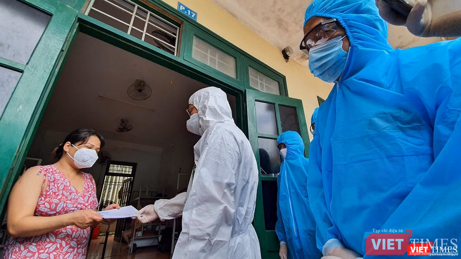 Tặng quà cho người dân