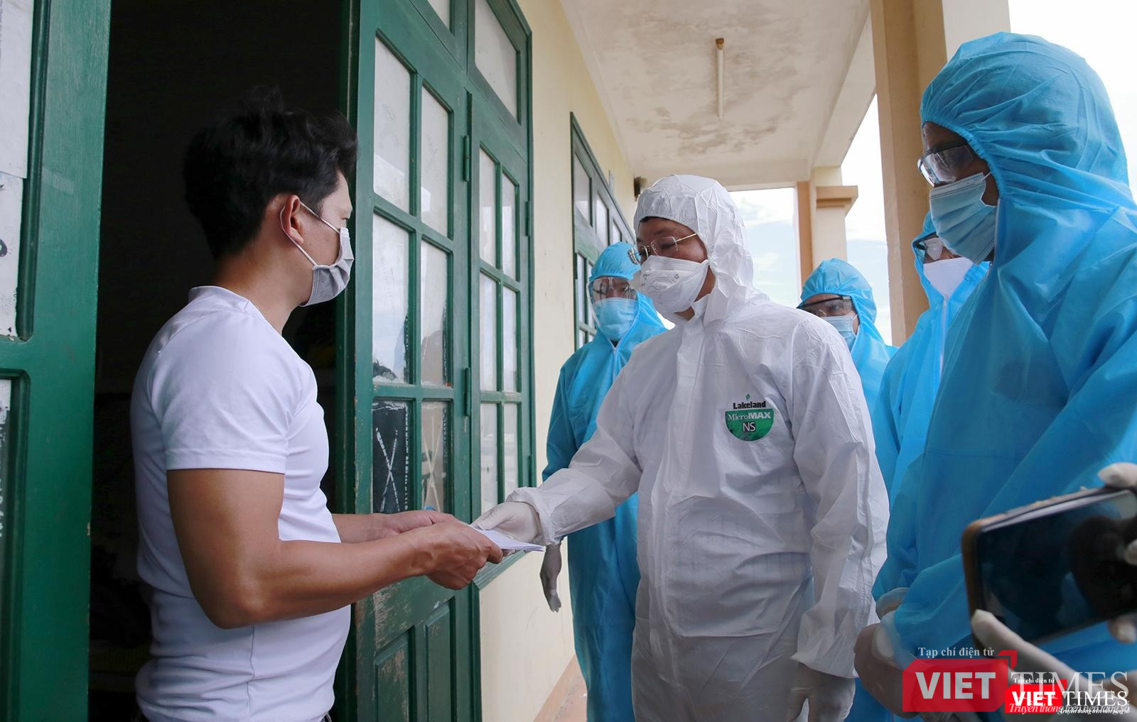 Động viên người dân tại khu cách ly Động viên người dân tại khu cách ly