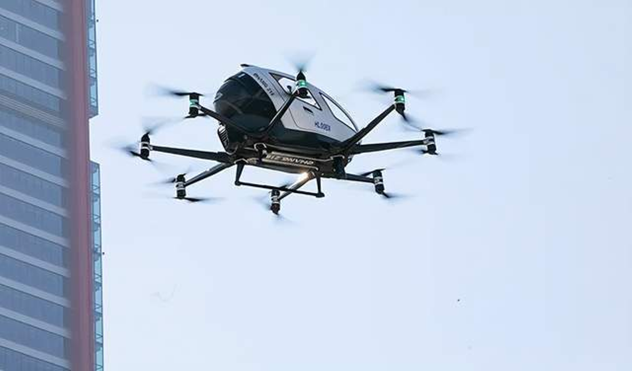 Taxi bay giữa các tòa nhà cao tầng đòi hỏi phải điều phối chặt chẽ.png