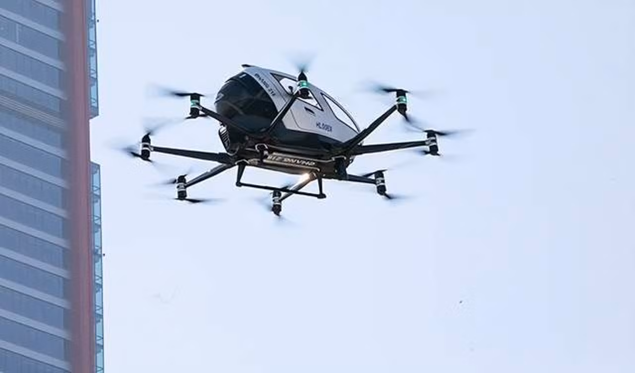 Taxi bay giữa các tòa nhà cao tầng đòi hỏi phải điều phối chặt chẽ.png