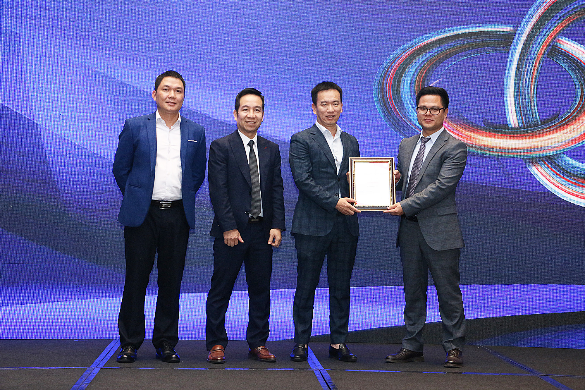 Ông James Xu trao chứng nhận đại lý cho đối tác