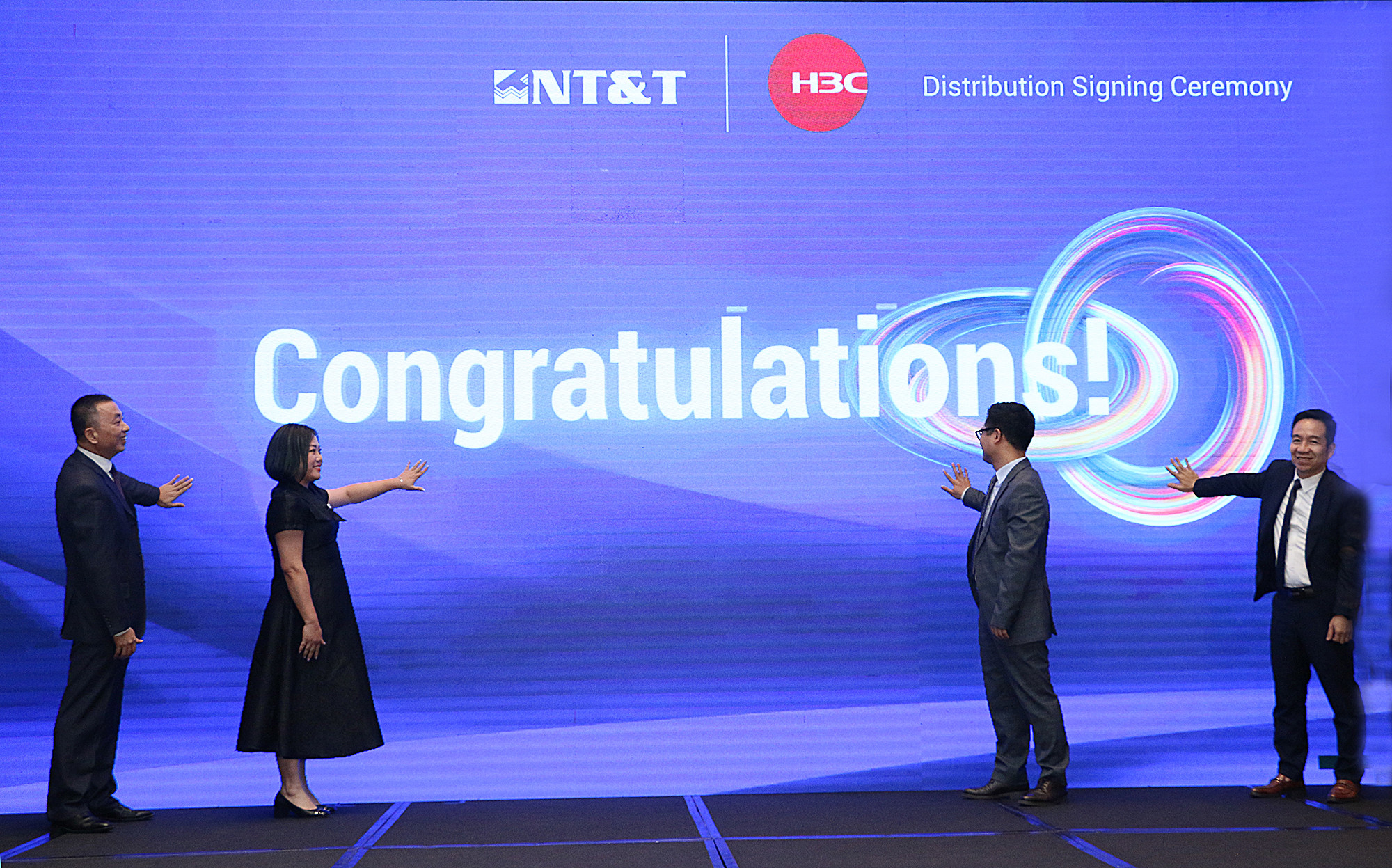 Đại diện NT&amp;T và H3C bấm nút hợp tác