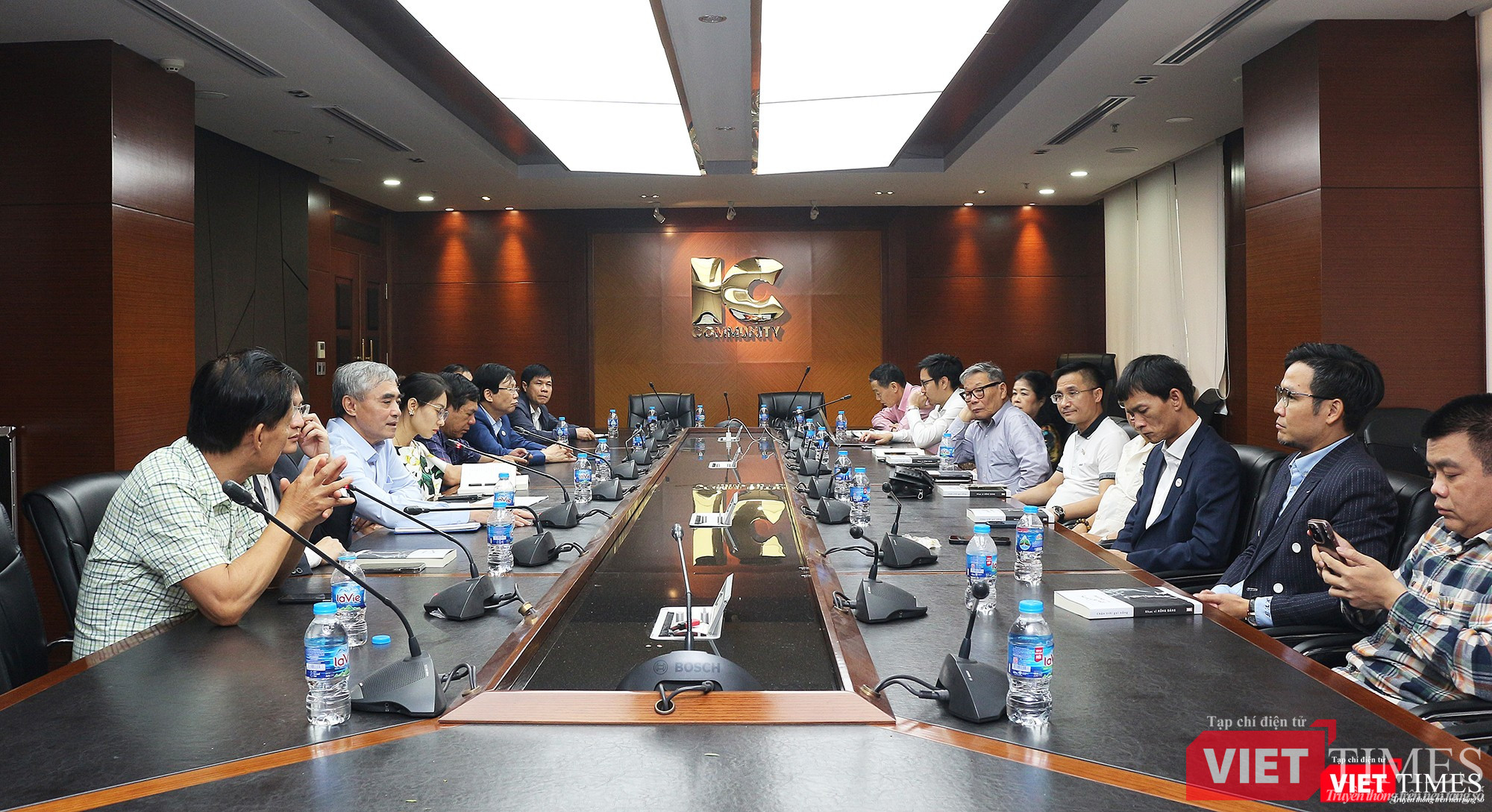 Các thành viên Ban thường vụ VDCA họp bàn chương trình hoạt động thời gian tới