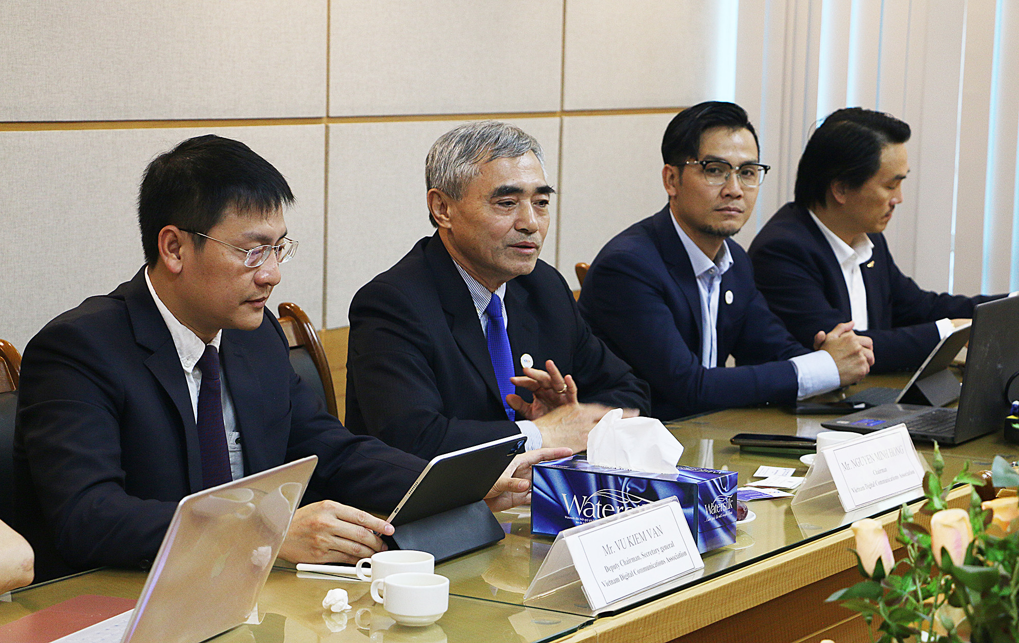 Ông Nguyễn Minh Hồng - Chủ tịch Hội Truyền thông số Việt Nam (ngồi giữa) phát biểu chào mừng đoàn công tác Thái Lan