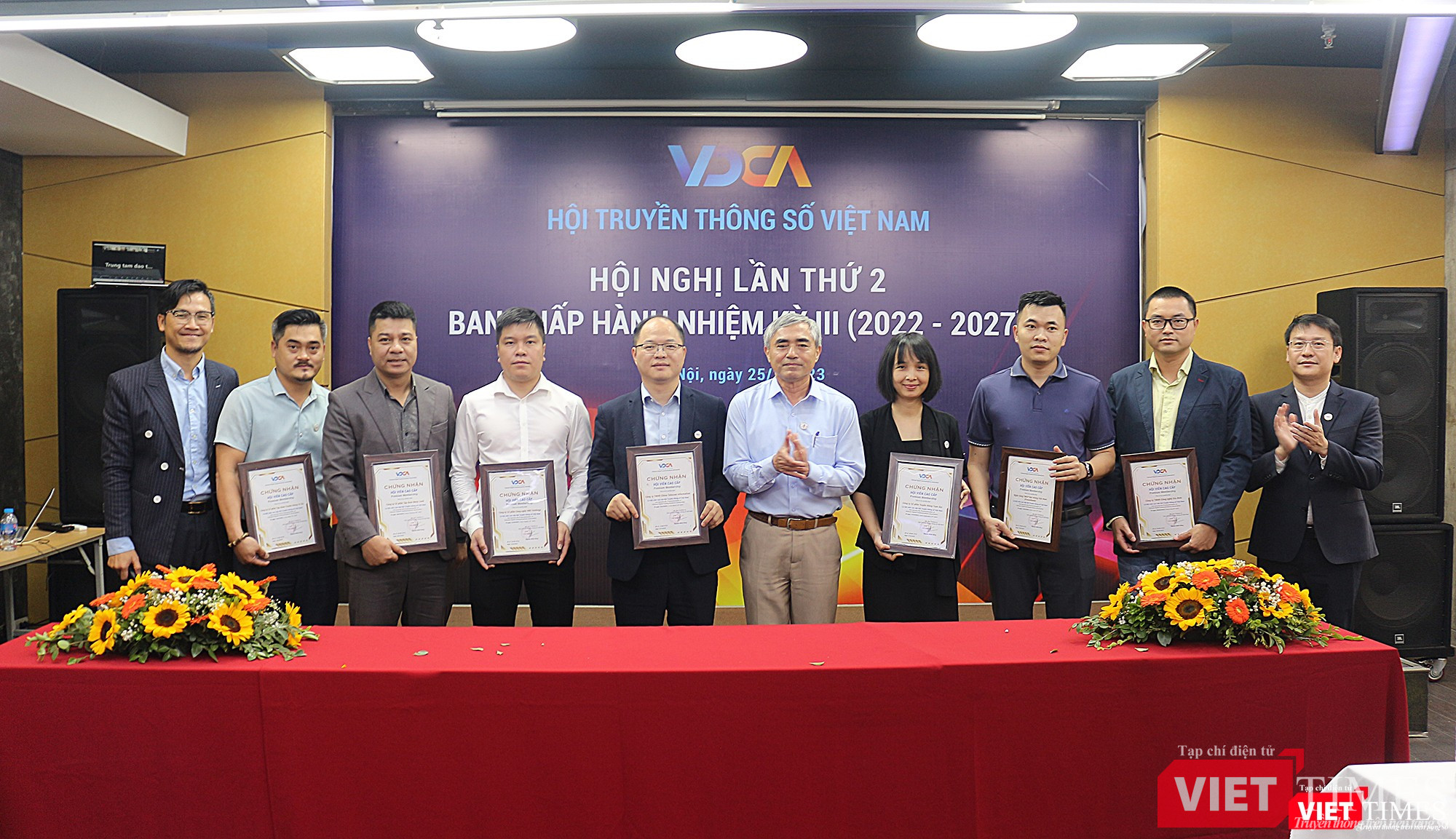 Ông Nguyễn Minh Hồng và lãnh đạo VDCA chụp ảnh với 7 hội viên cao cấp