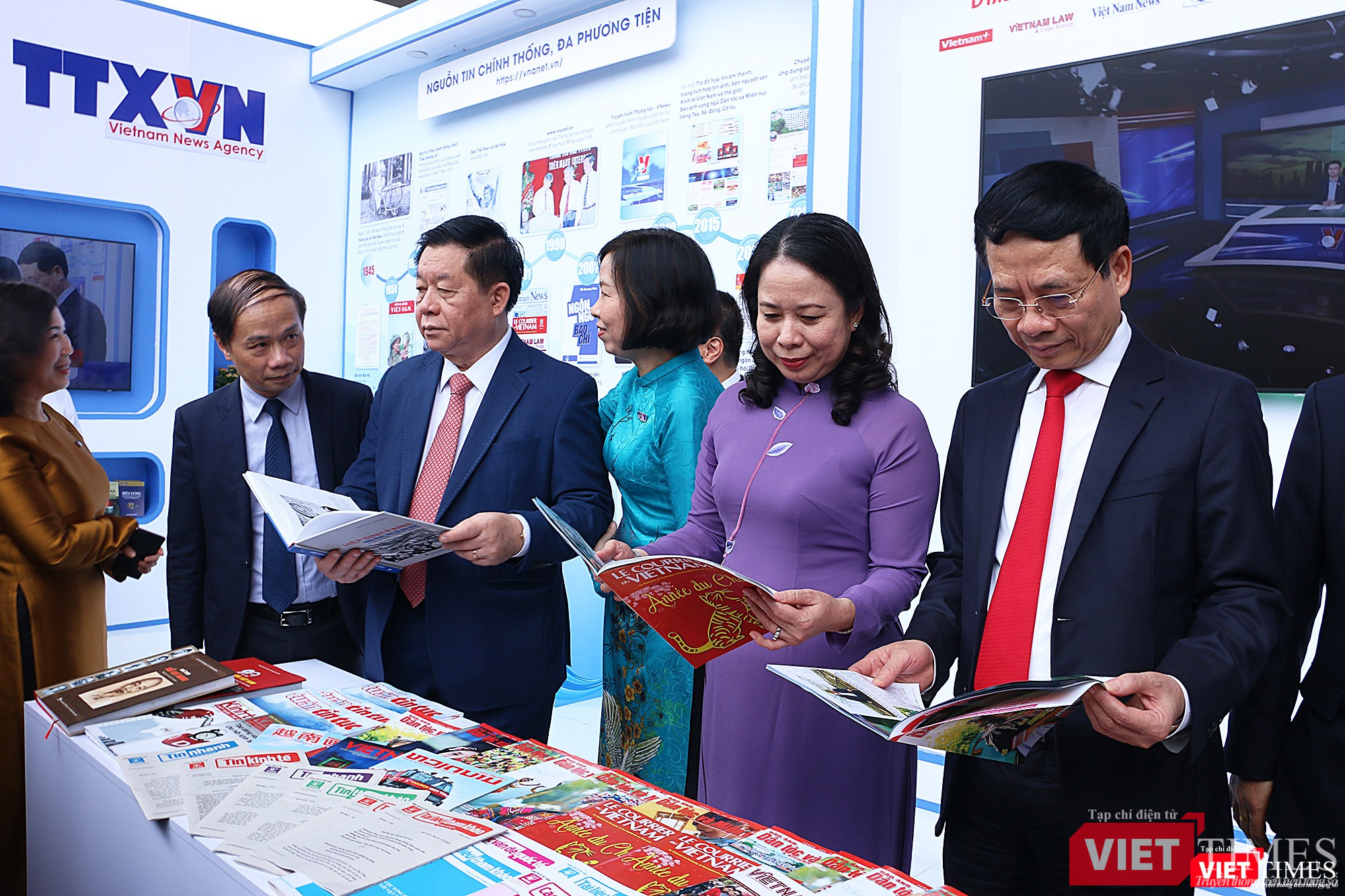 Lãnh đạo Đảng và Nhà nước thăm gian triển lãm của Thông tấn xã Việt Nam