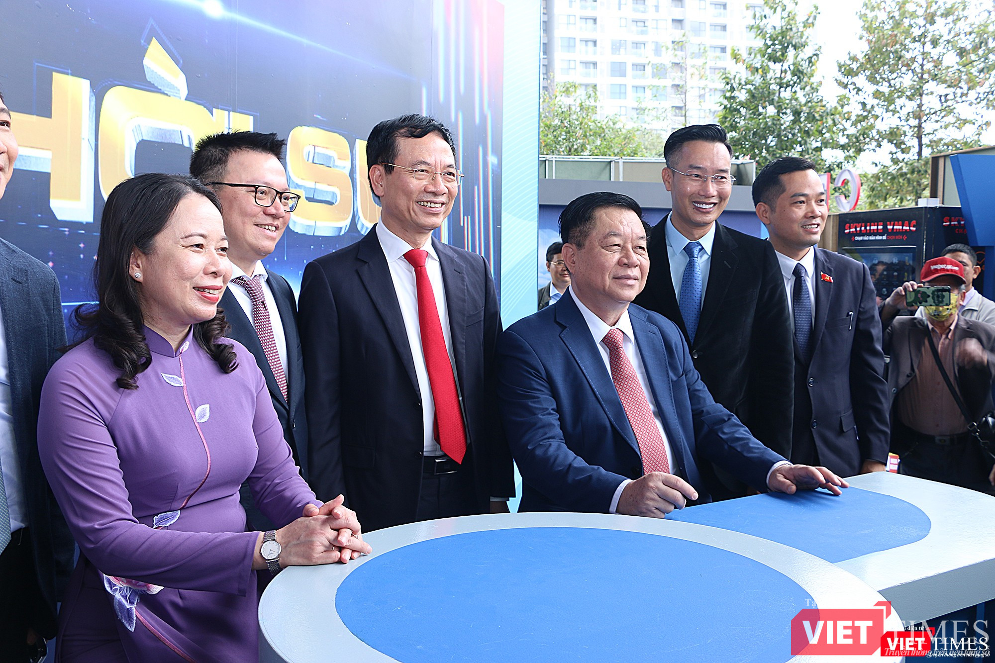 Lãnh đạo Đảng và Nhà nước chụp ảnh lưu niệm tại gian triển lãm của Đài Truyền hình Việt Nam (VTV)