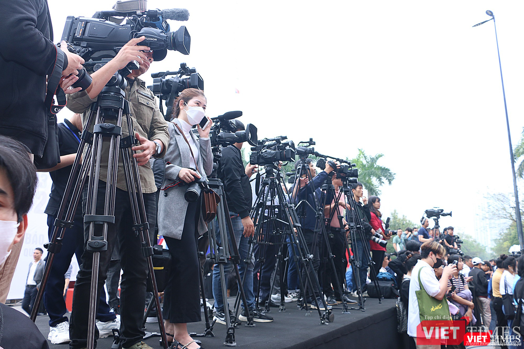 Các phóng viên truyền hình tác nghiệp tại sự kiện