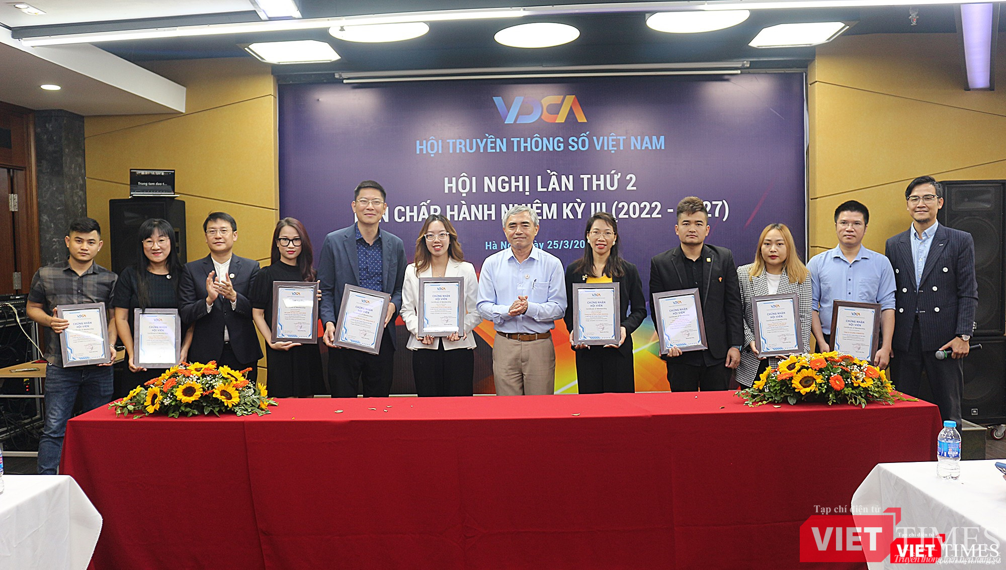 Các hội viên tập thể được trao chứng nhận