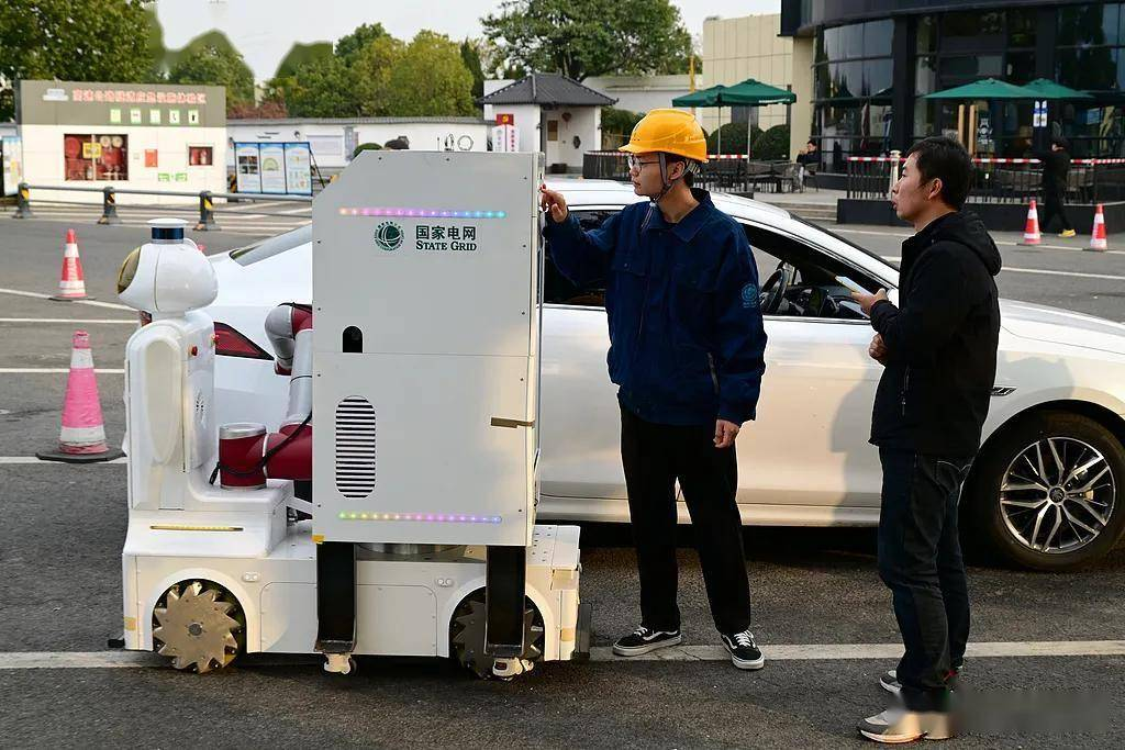 Robot sac thong minh co dong ho tro xe dien tren cao toc.png