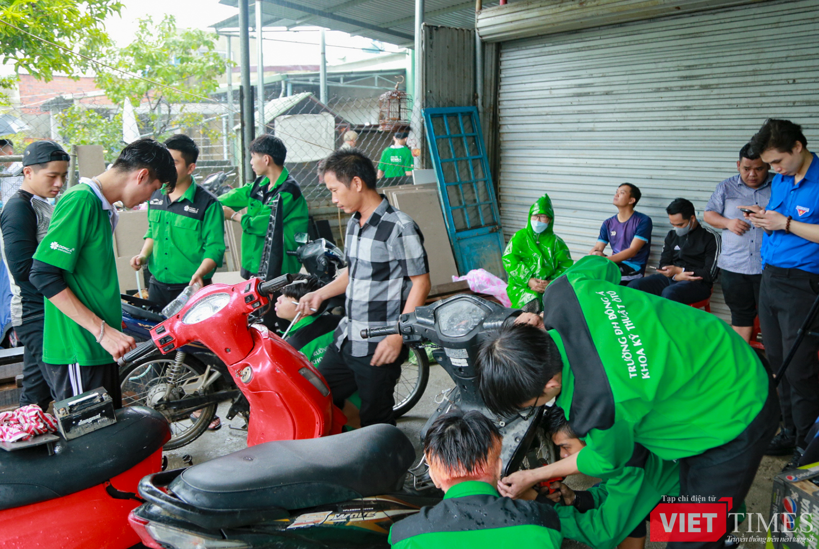 vt_sinh vien da nang sua xe mien phi 7.png