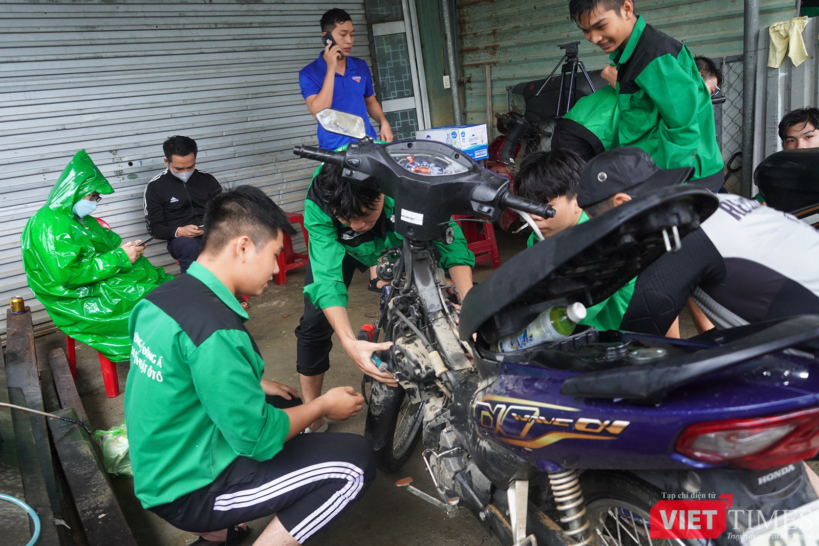 vt_sinh vien da nang sua xe mien phi 13.png