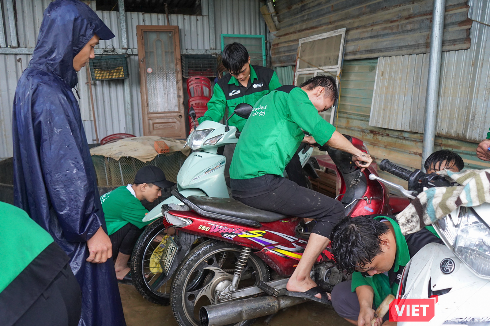 vt_sinh vien da nang sua xe mien phi 2.png