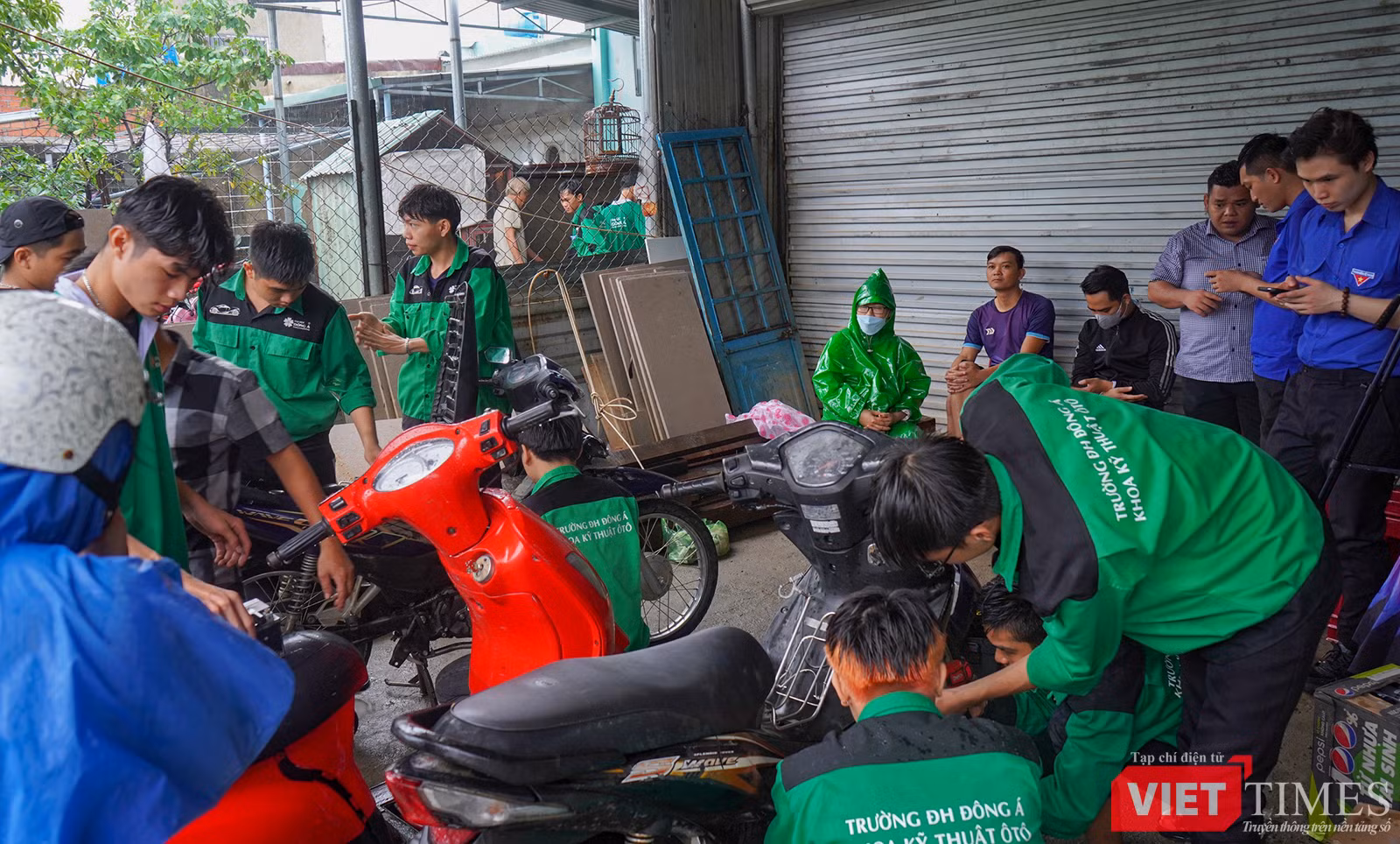 vt_sinh vien da nang sua xe mien phi 12.png