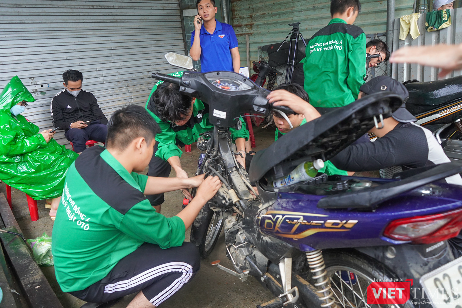 vt_sinh vien da nang sua xe mien phi 6.png