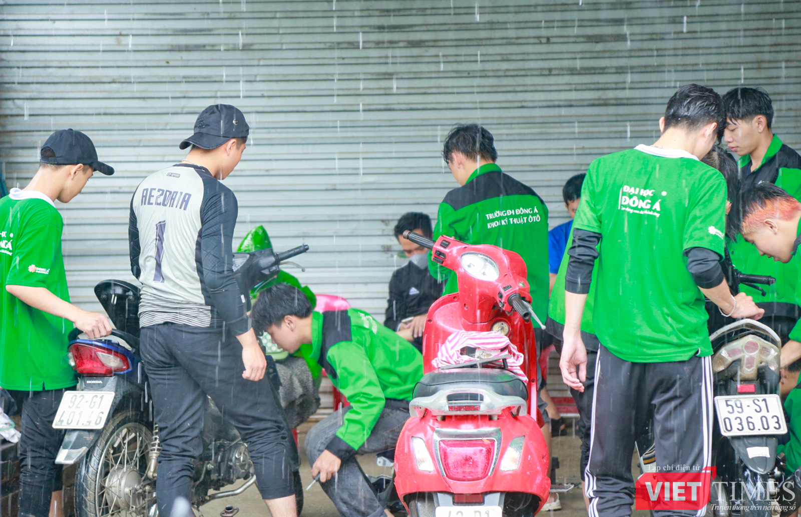 vt_sinh vien da nang sua xe mien phi 9.png