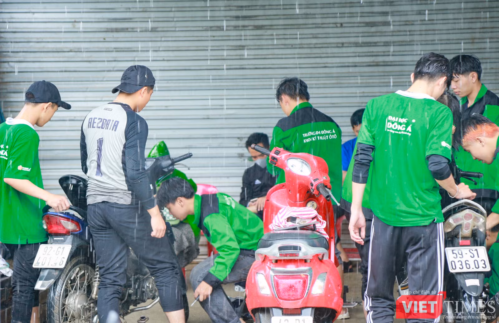 vt_sinh vien da nang sua xe mien phi 9.png