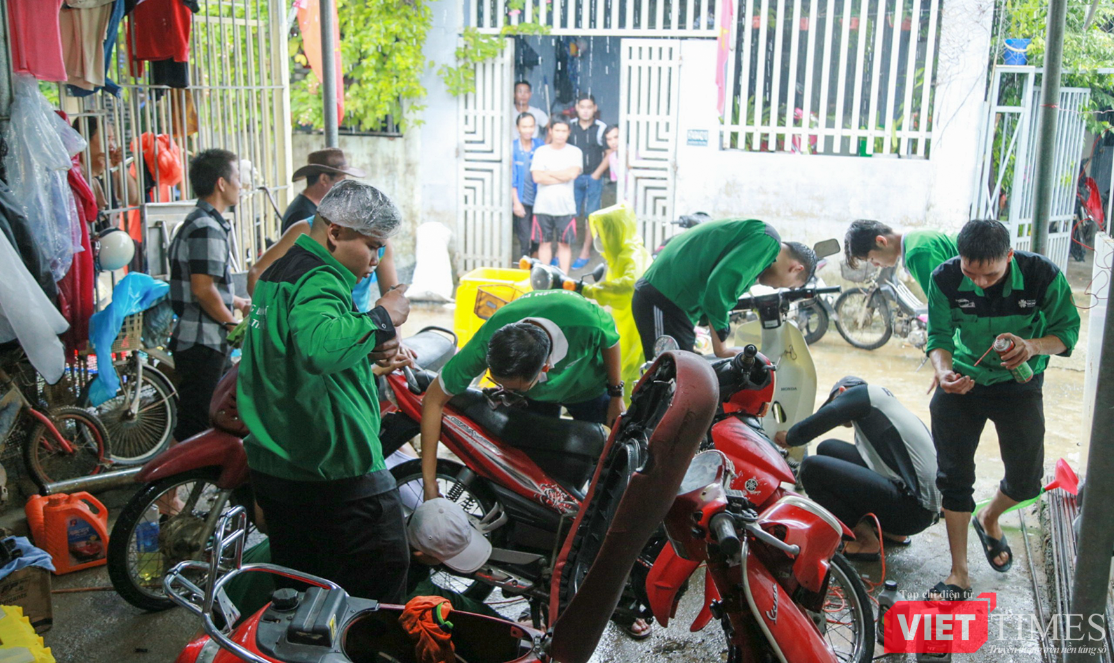 vt_sinh vien da nang sua xe mien phi 3.png