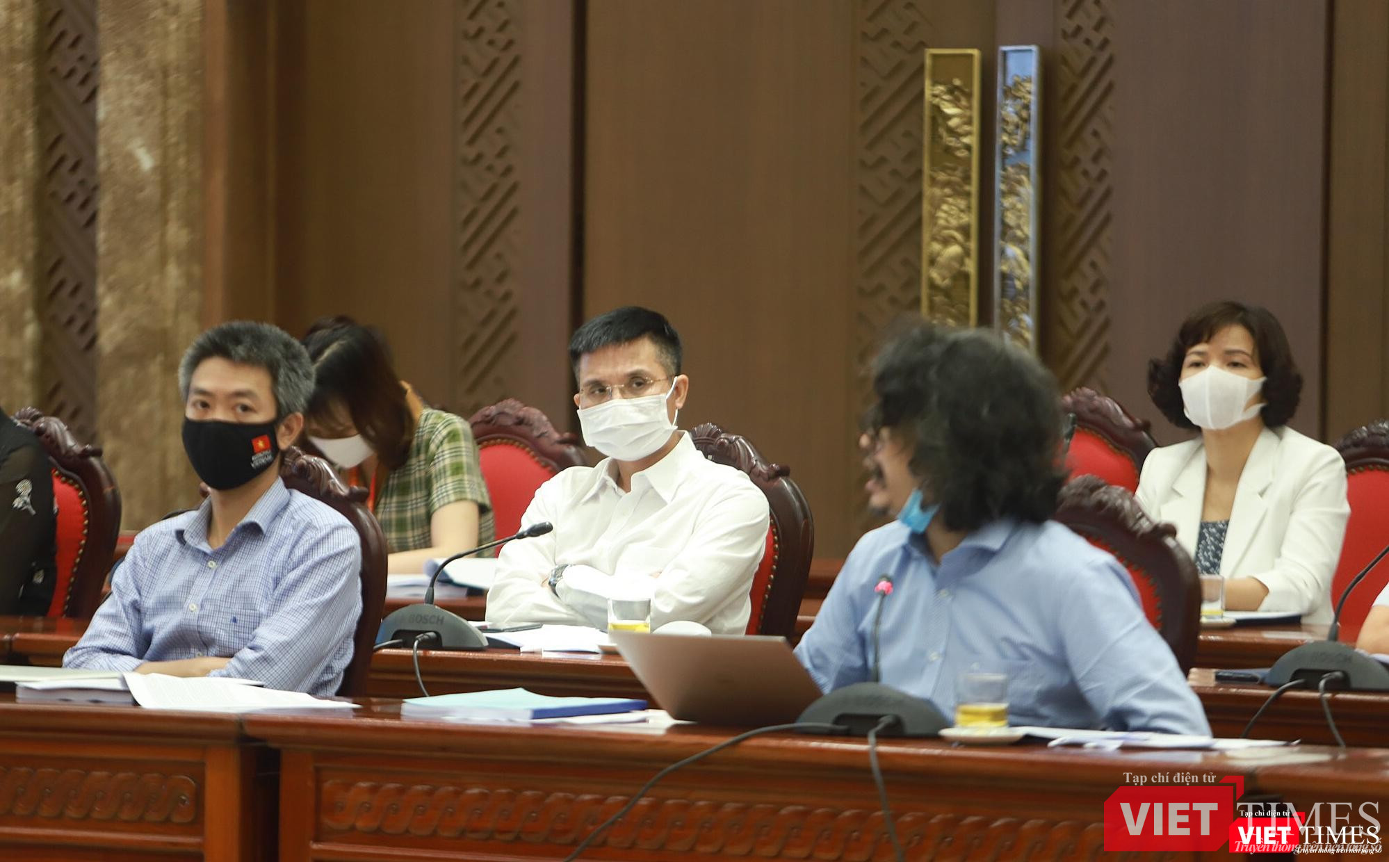 Ông Đinh Văn Hải (giữa) - Chủ nhiệm Tạp chí điện tử VietTimes