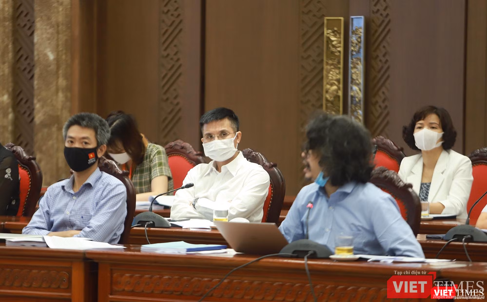 Ông Đinh Văn Hải (giữa) - Chủ nhiệm Tạp chí điện tử VietTimes