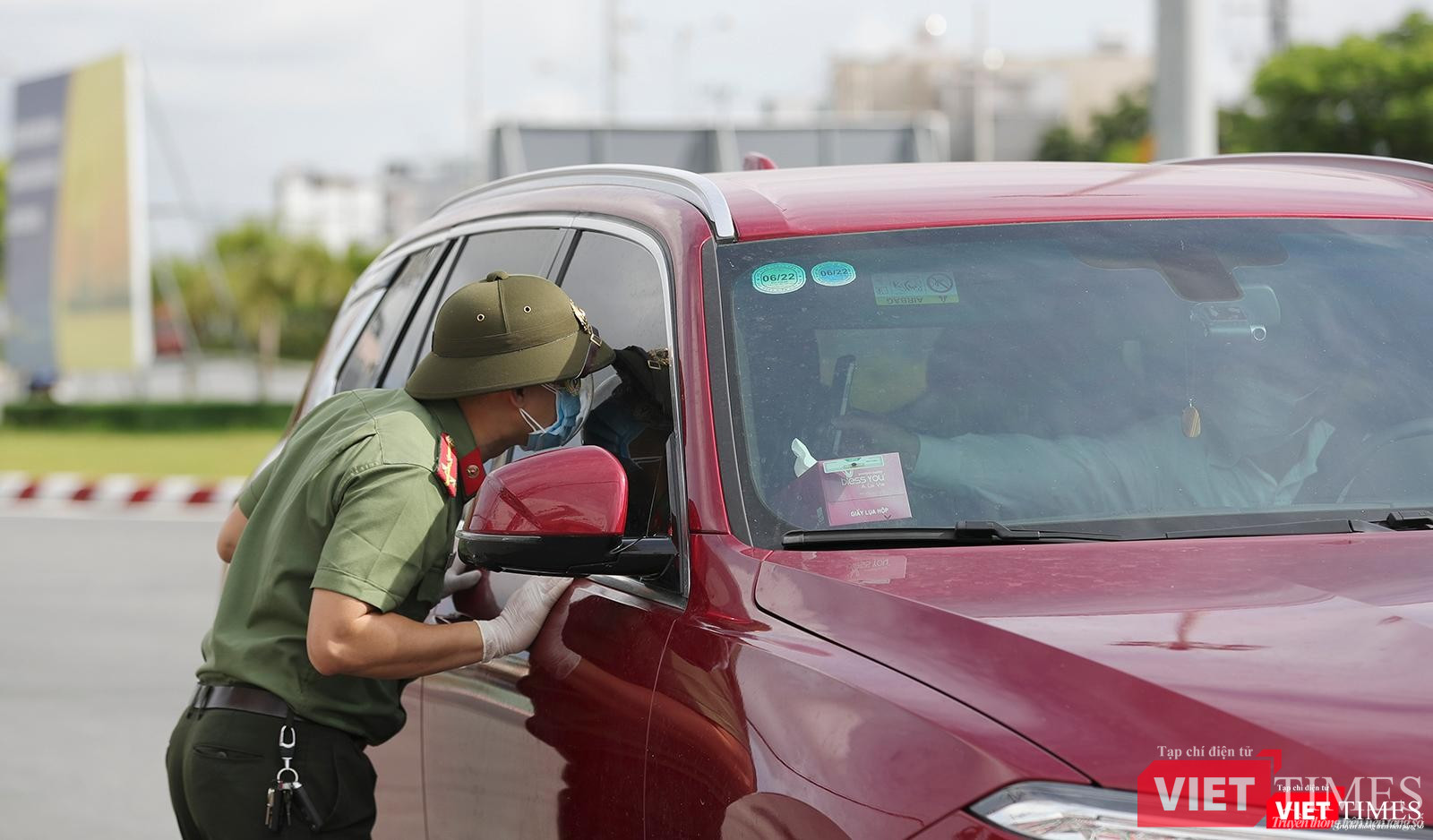Lực lượng công an kiểm tra ngay trên xe