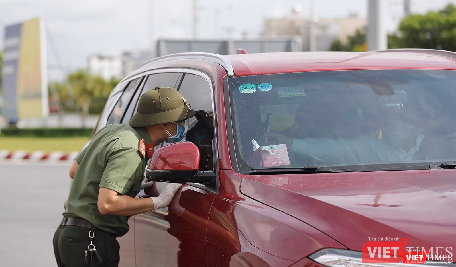 Lực lượng công an kiểm tra ngay trên xe