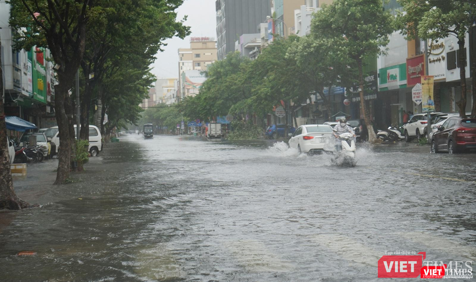 Mưa lớn khiến các tuyến đường trung tâm TP Đà Nẵng ngập sâu trong nước
