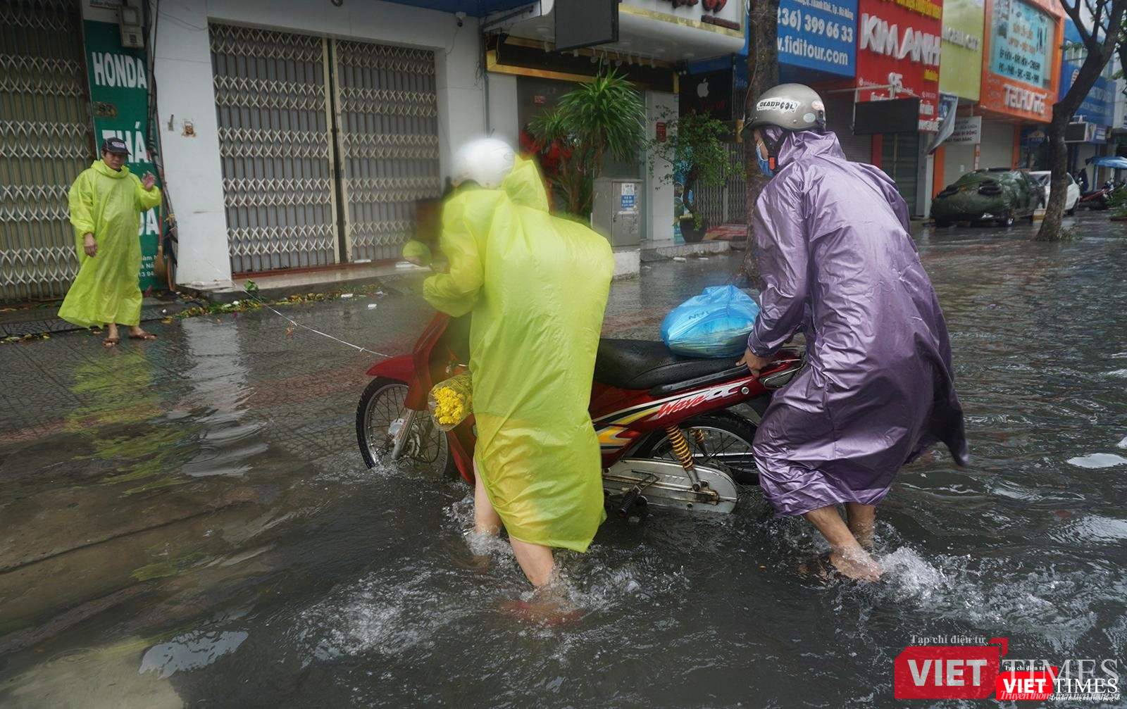 Xe máy bị tắt máy do vào khu vực nước sâu