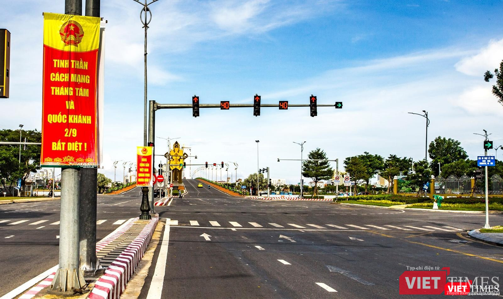 Đướng phố vắng bóng người, chỉ có các anh