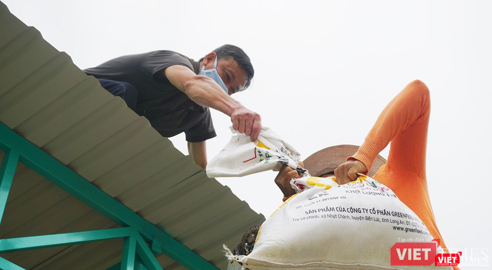 Người dân Đà Nẵng dùng bao cát để chằng chống nhà cửa