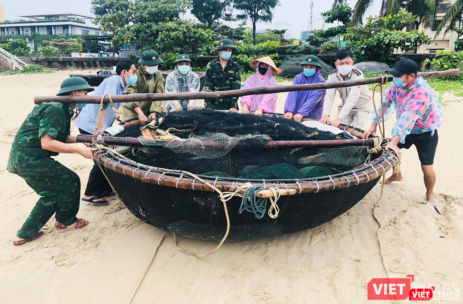 Lực lượng Bộ đội Biên phòng giúp ngư dân Đà Nẵng chuyển tàu thuyền lên bờ để tránh bão số 5
