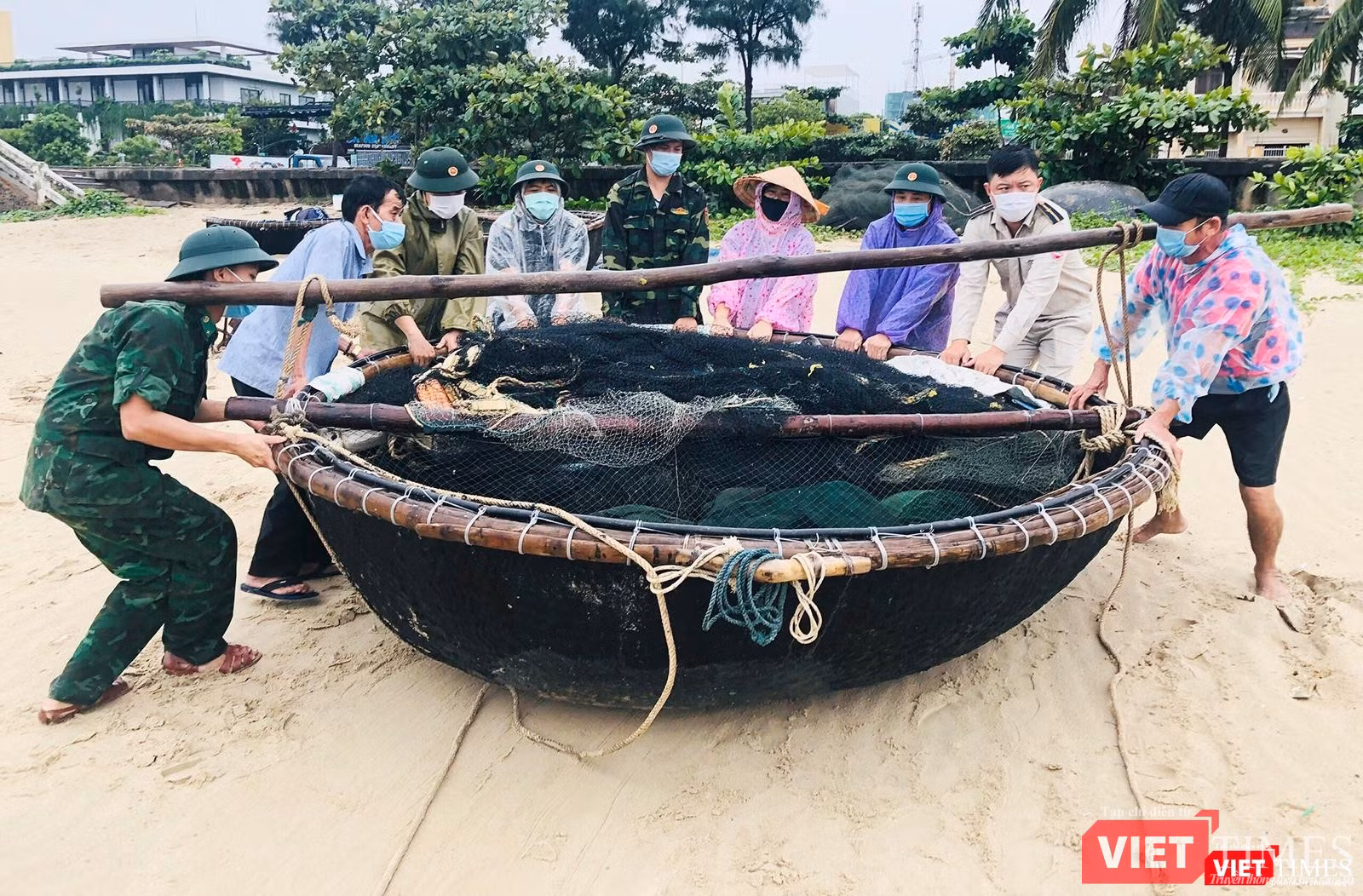 Lực lượng Bộ đội Biên phòng giúp ngư dân Đà Nẵng chuyển tàu thuyền lên bờ để tránh bão số 5