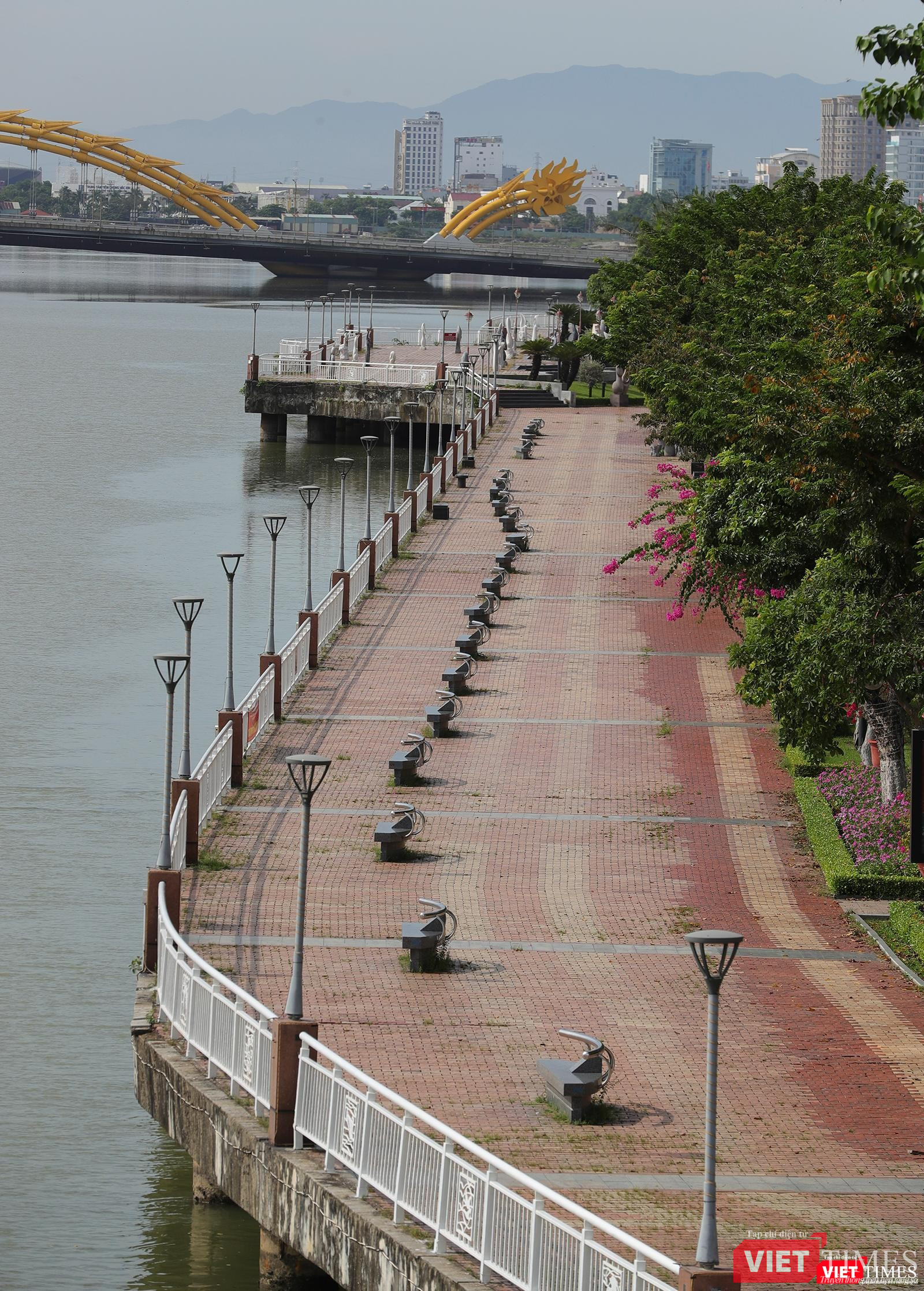 Không một bóng người