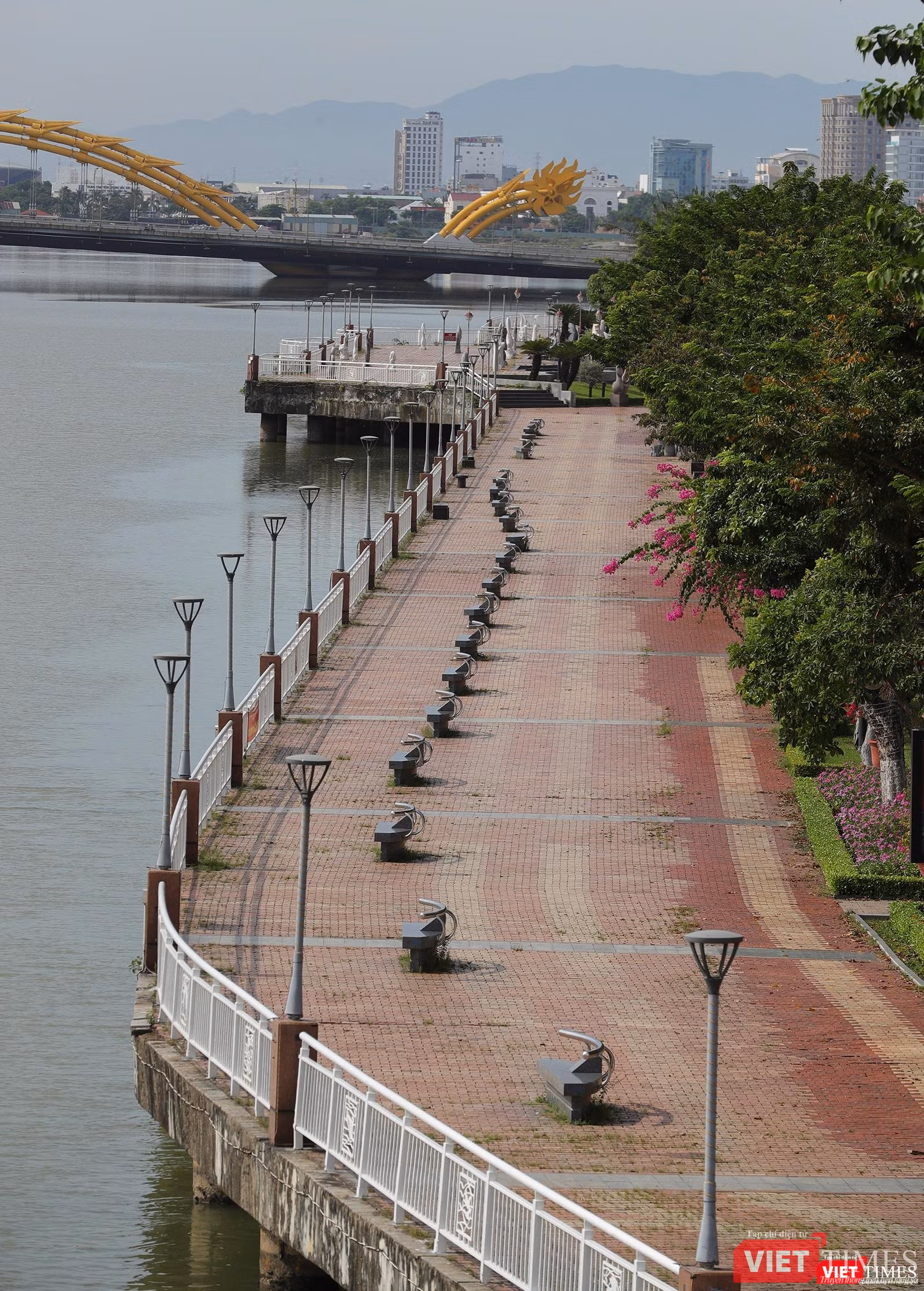 Không một bóng người