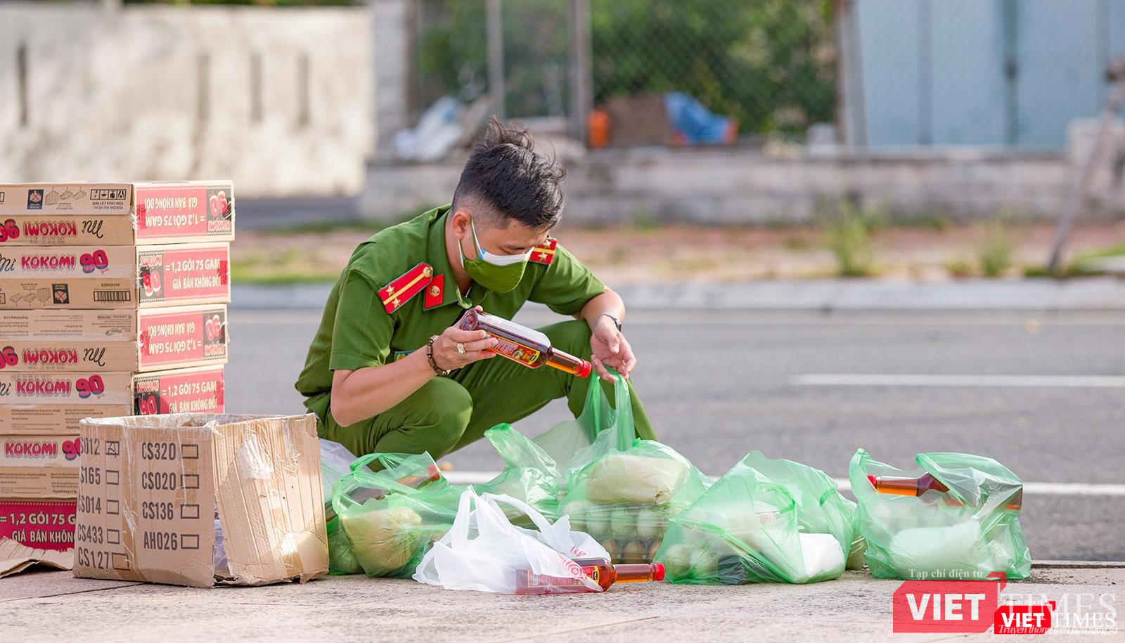 Chiến sĩ trẻ cần mẫn từng món đồ