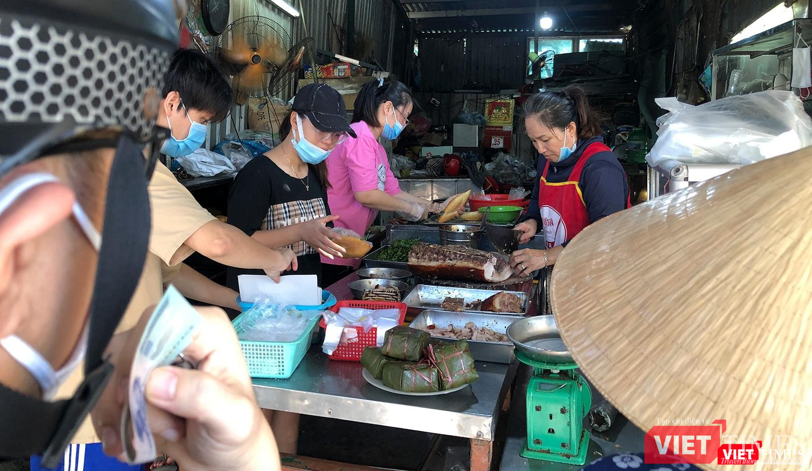 Hàng quán tiếp tục được bán mang về