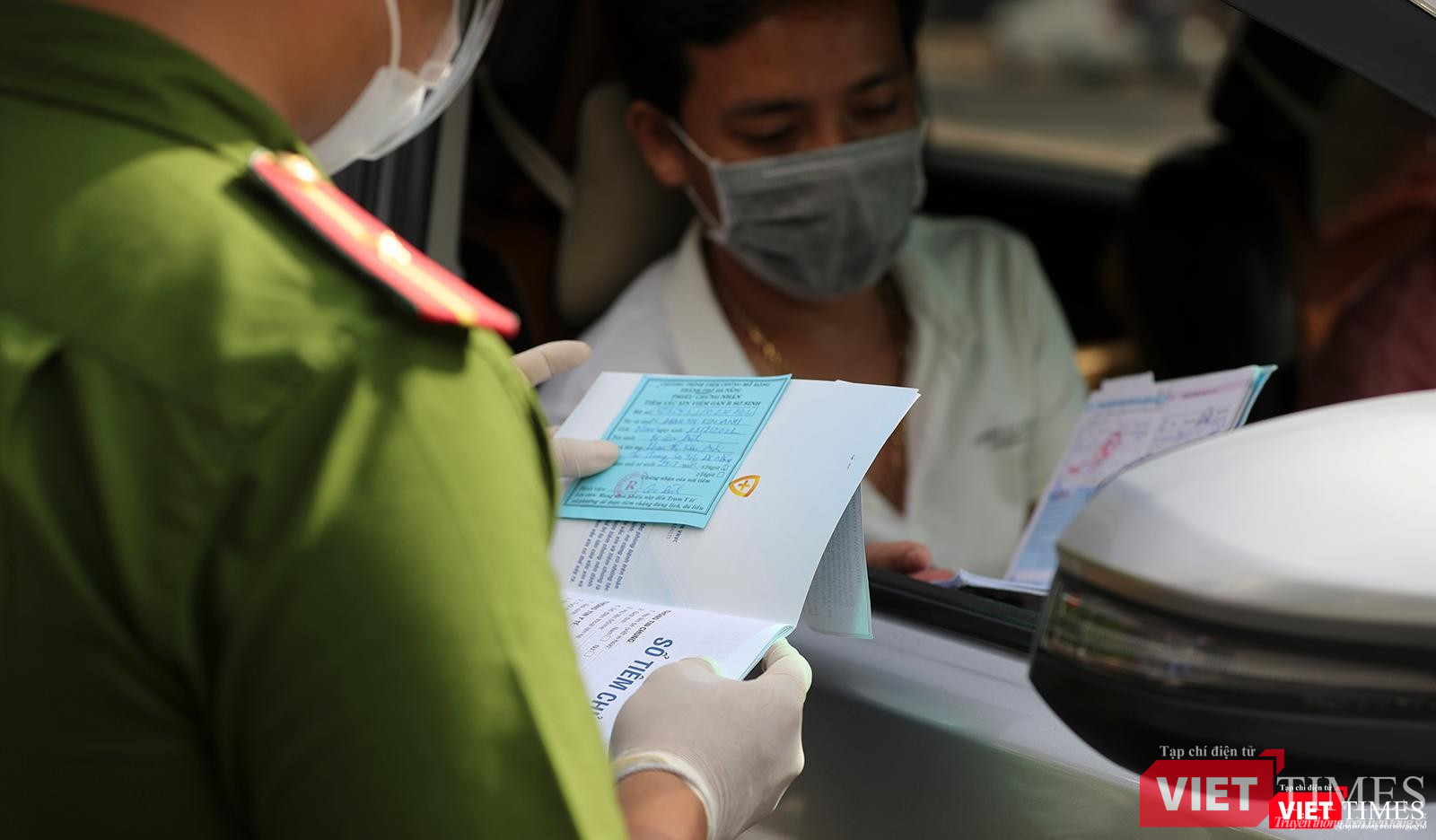 Một trường hợp đi tiêm vaccine phòng COVID-19 được phép qua chốt