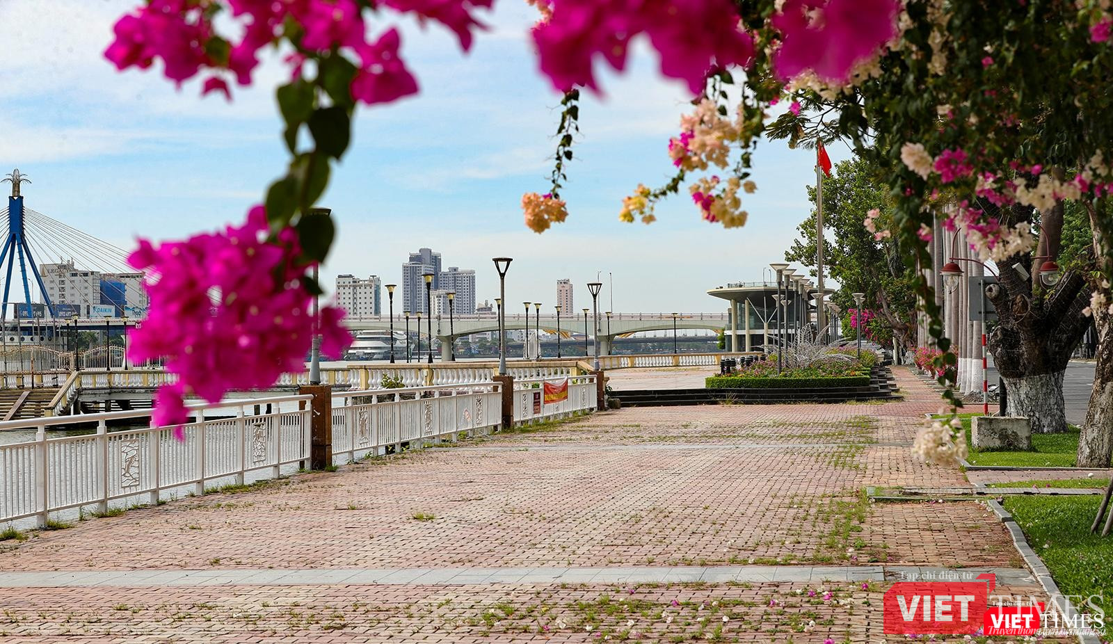 Vỉa hè đường Bạch Đằng tromg sáng ngày 2/9 không một bóng người