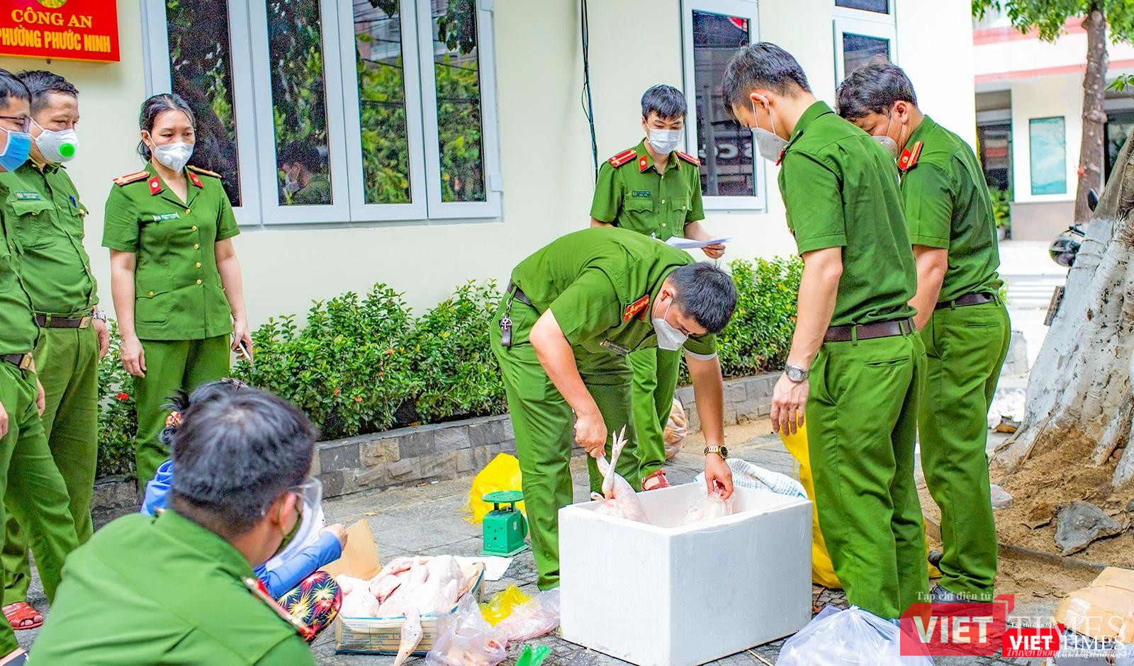 Chuẩn bị hàng để giao cho dân