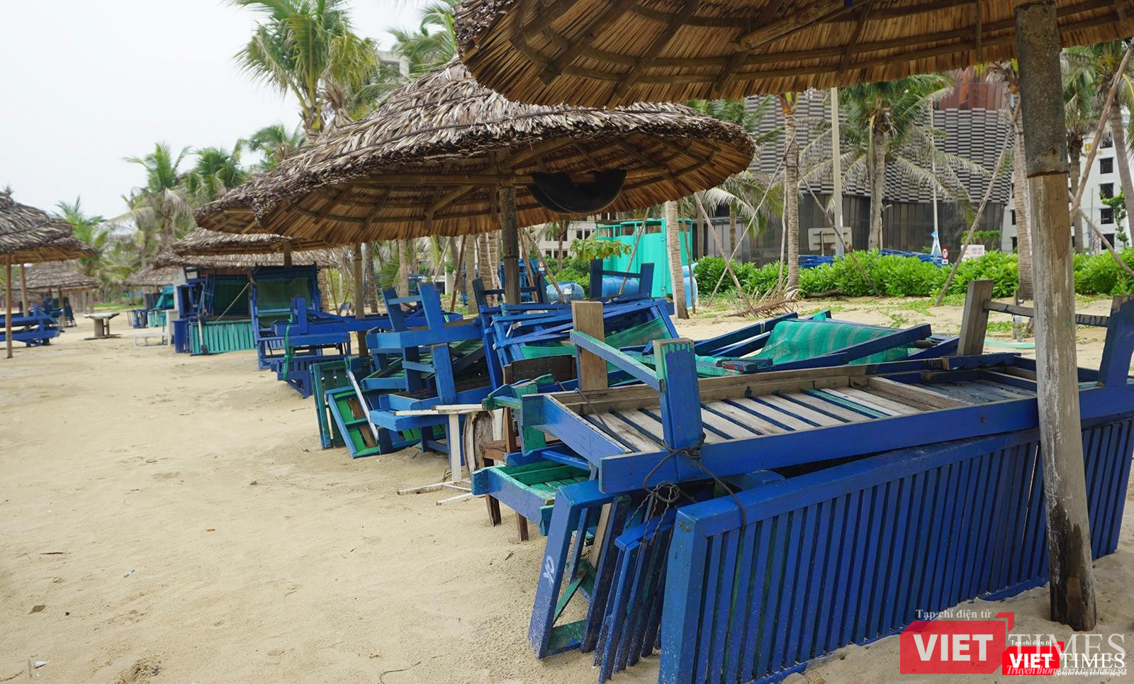 Thu dọn bàn ghế tại biển du lịch