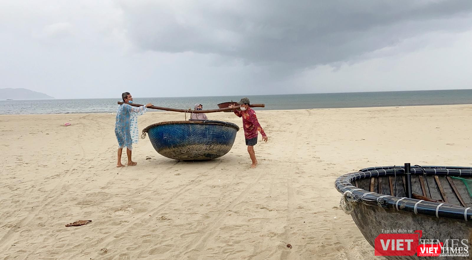 Ngư dân Đà Nẵng cầu chuyển tàu thuyền lên bờ tránh bão sỗ 5