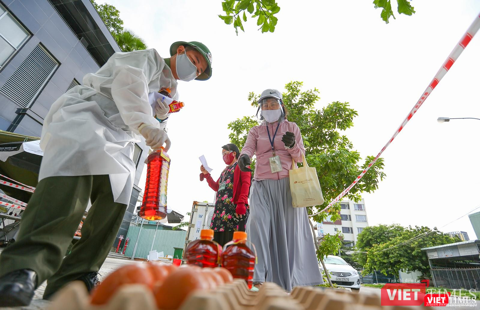 Ở các điểm cung ứng thực phẩm, các chiến sĩ công an vẫn sẵn sàng nhu yếu phẩm phục vụ người dân