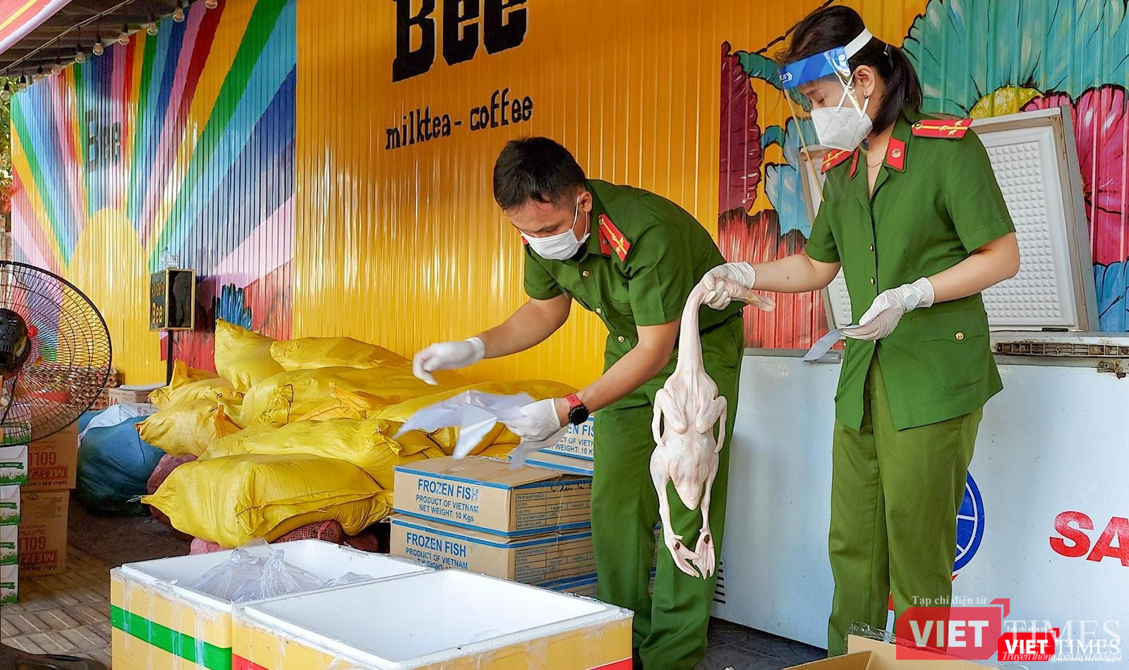 Chiến sĩ công an nhân dân vào vai "người vận chuyển"