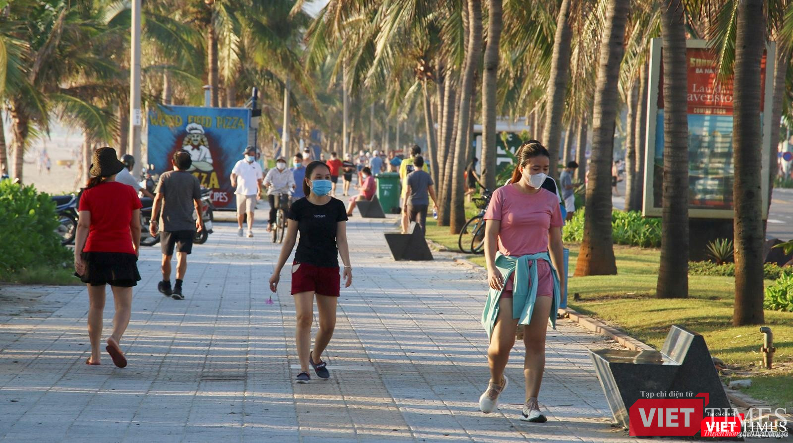 Người dân đi tập thể dục