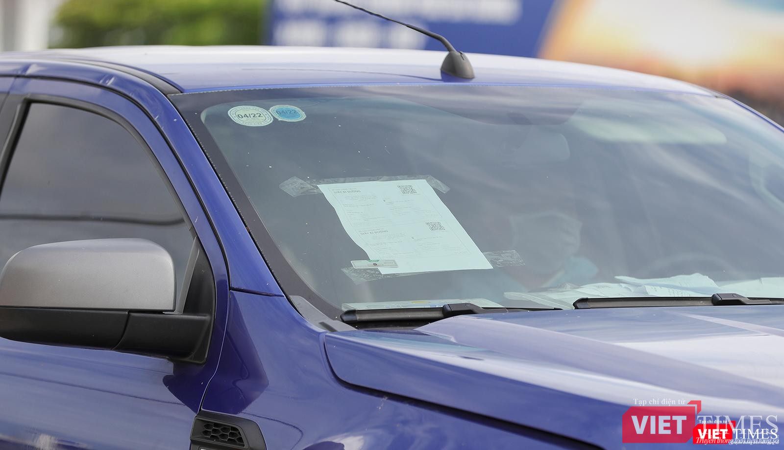 Một trường hợp dán hẵn giấy đi đường trên kính xe để tiện kiểm soát