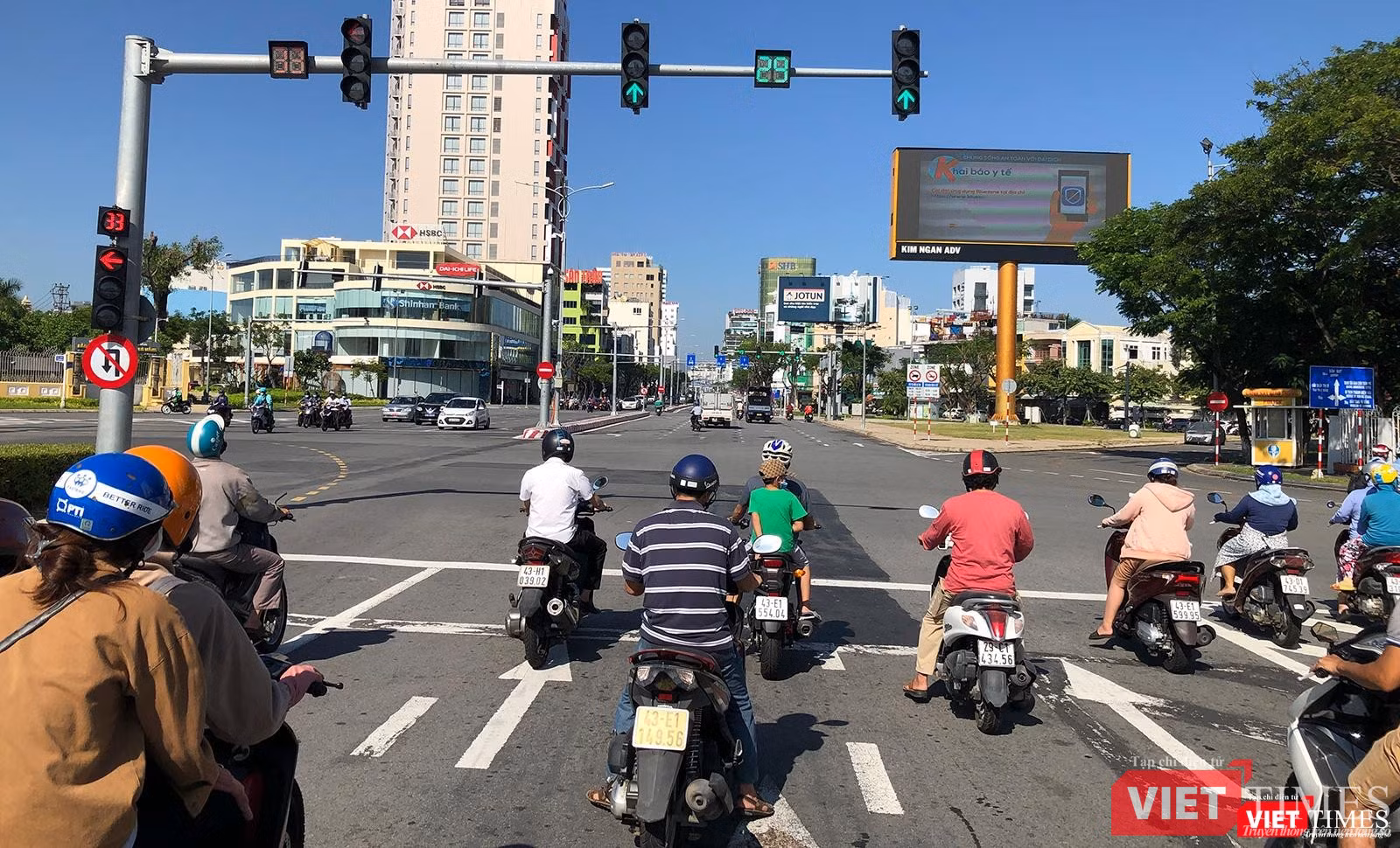 Người dân ra đường đông hơn