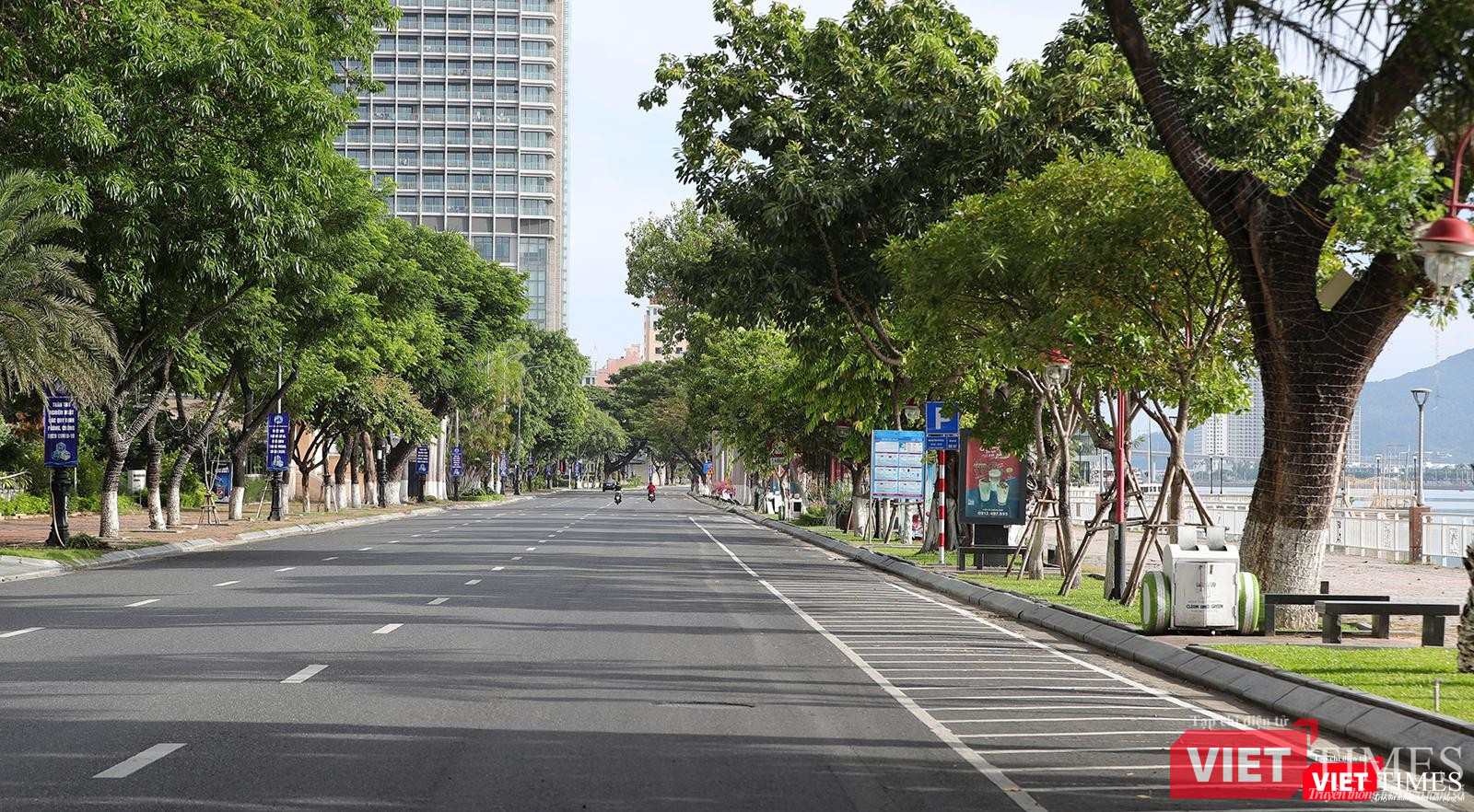 Đường Bạch Đằng vắng lặng, khắc hẵn so với ngày Quốc khánh 2/9 mọi năm